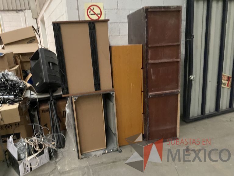 Lote 019 - Lote con varias piezas y accesorios, 2 Lockers metálicos de 3 puertas, etc... - Imagen 10