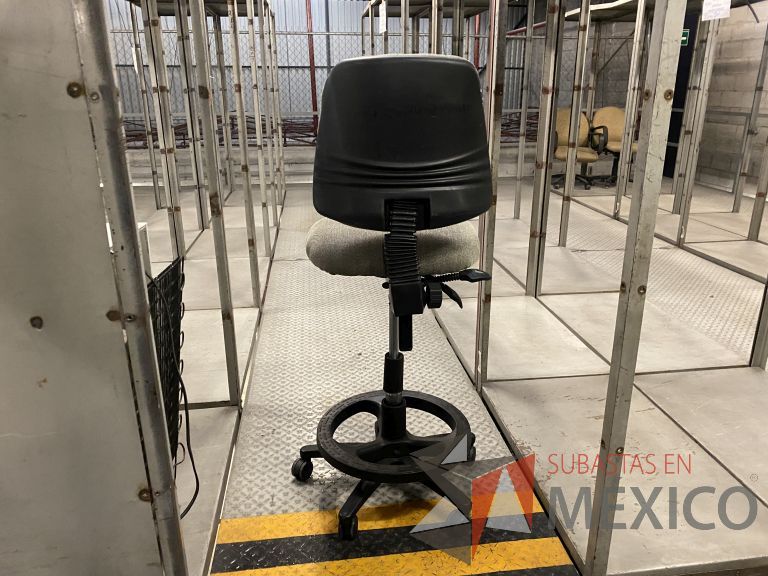 Lote 074 - 49 Sillas altas de diferentes modelos con descansa pies - Imagen 7