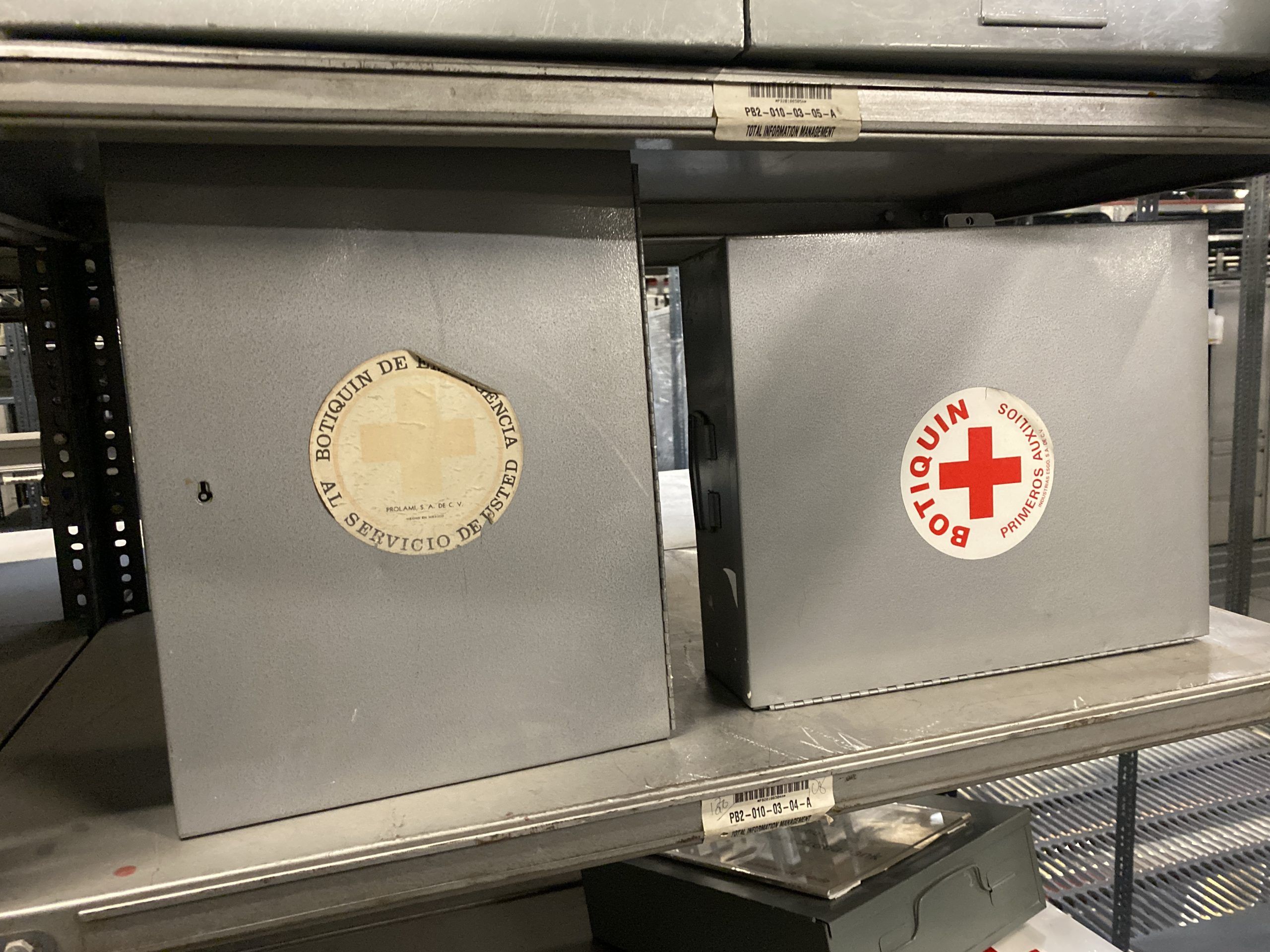 Lote 068 - 4 Ventiladores de torre y 6 Gabinetes metálicos para botiquín - Imagen 5