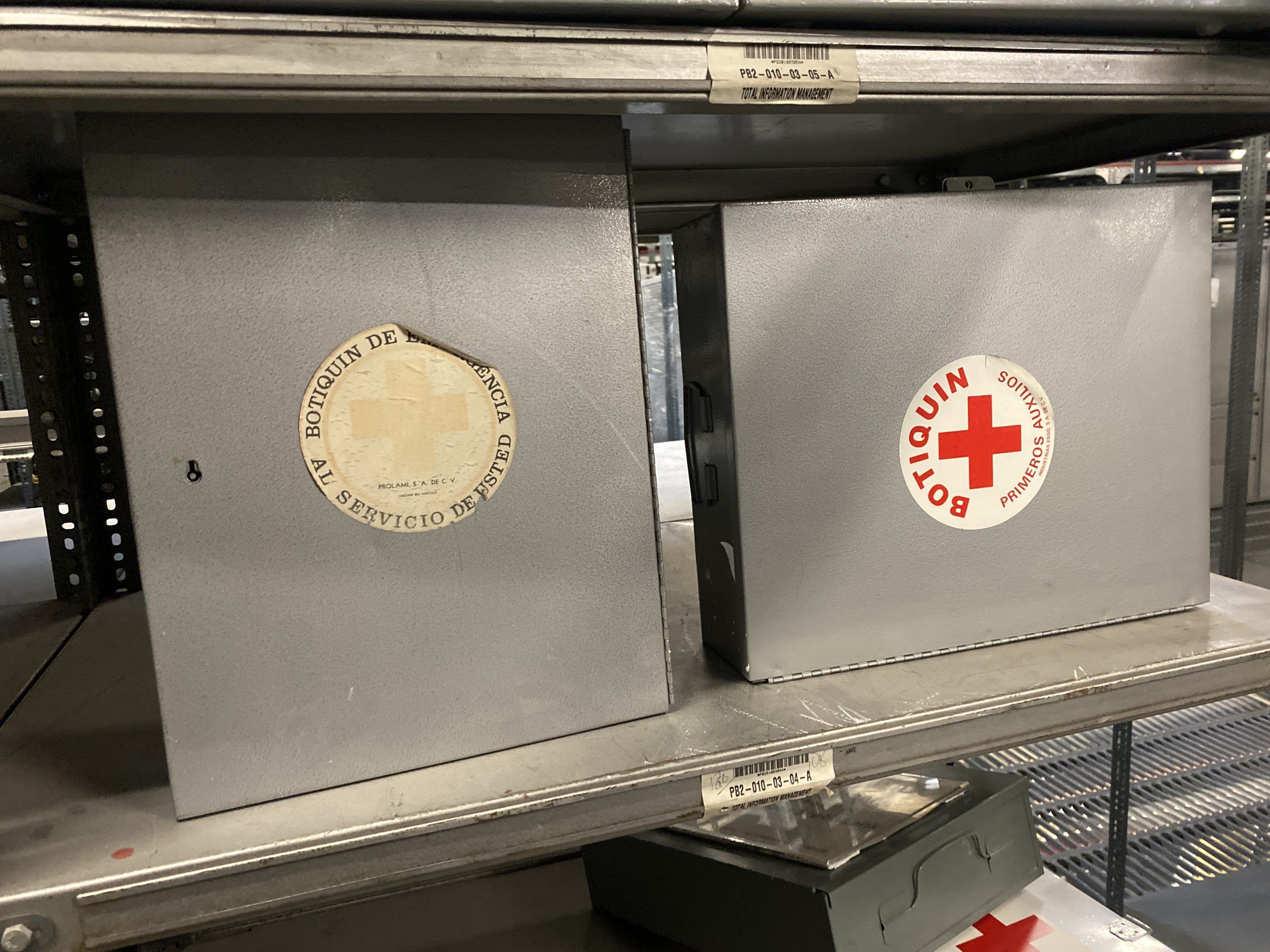Lote 068 - 4 Ventiladores de torre y 6 Gabinetes metálicos para botiquín - Imagen 6