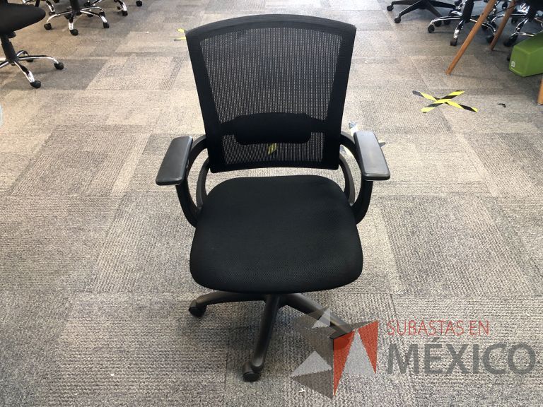 Lote 040 - Silla ejecutiva con ruedas, descansabrazos, respaldo en malla y asiento en tela color negro - Imagen 2