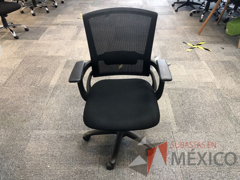 Lote 040 - Silla ejecutiva con ruedas, descansabrazos, respaldo en malla y asiento en tela color negro