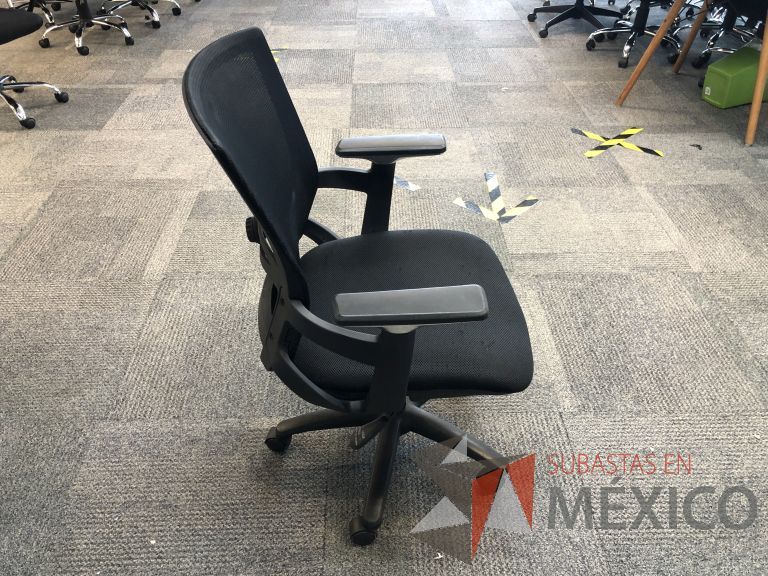 Lote 040 - Silla ejecutiva con ruedas, descansabrazos, respaldo en malla y asiento en tela color negro - Imagen 3