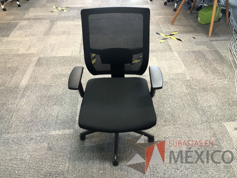 Lote 042 - Silla ejecutiva con ruedas, descansabrazos, respaldo en malla y asiento en tela color negro