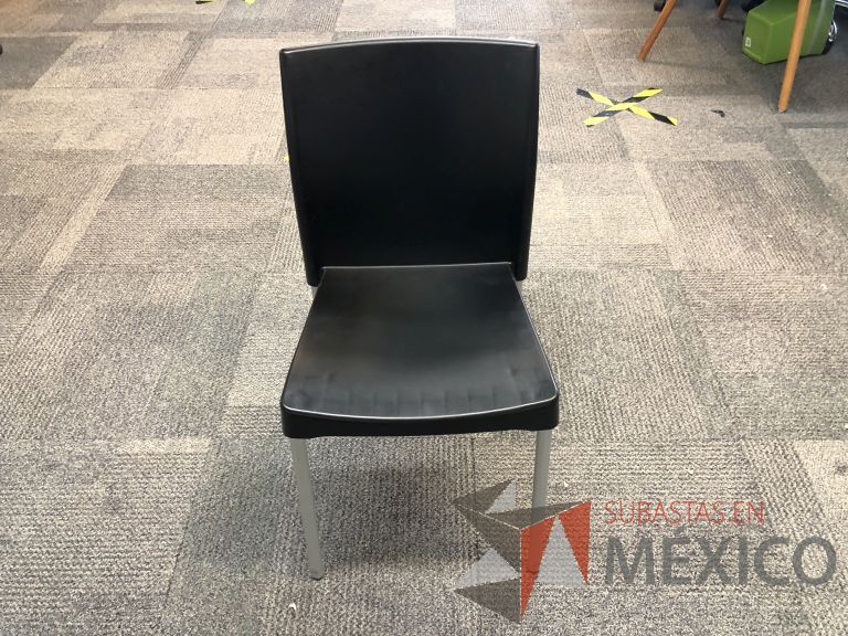 Lote 148 - Silla fija, asiento y respaldo en plástico color negro