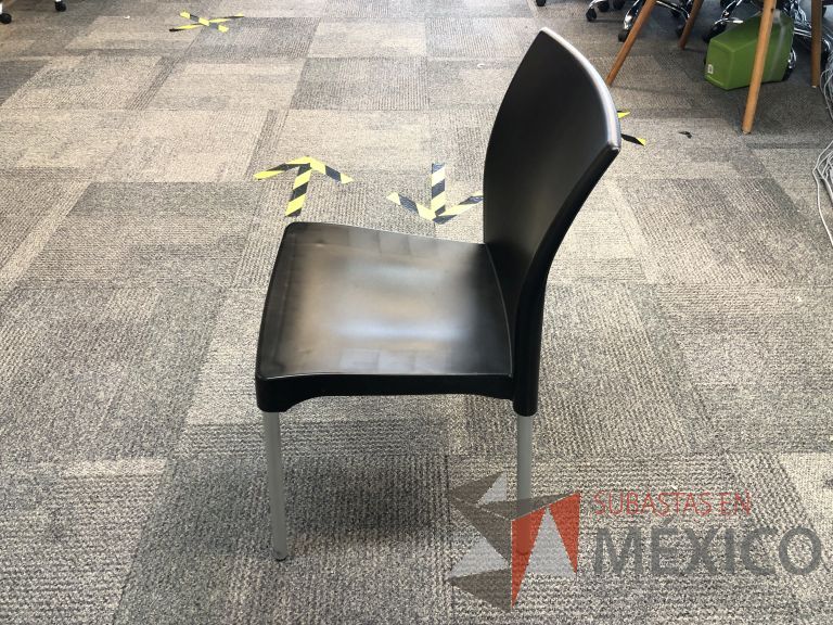 Lote 148 - Silla fija, asiento y respaldo en plástico color negro - Imagen 4