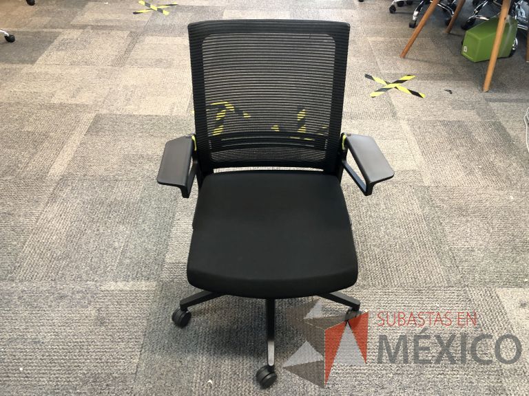 Lote 037 - Silla ejecutiva con ruedas, descansabrazos, respaldo en malla y asiento en tela color negro