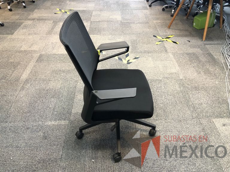 Lote 037 - Silla ejecutiva con ruedas, descansabrazos, respaldo en malla y asiento en tela color negro - Imagen 2