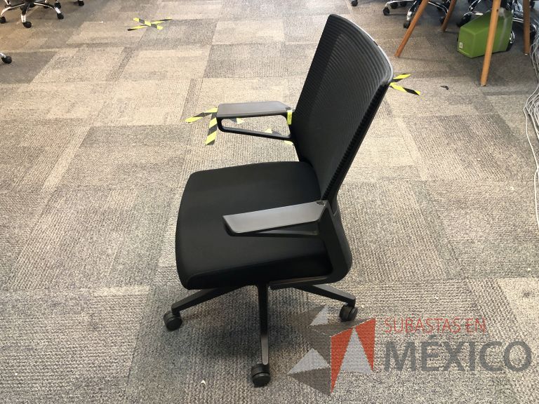 Lote 037 - Silla ejecutiva con ruedas, descansabrazos, respaldo en malla y asiento en tela color negro - Imagen 4