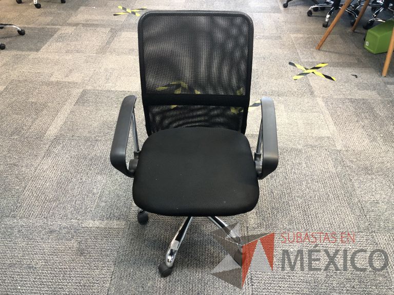 Lote 044 - Silla ejecutiva con ruedas, descansabrazos, respaldo en malla y asiento en tela color negro