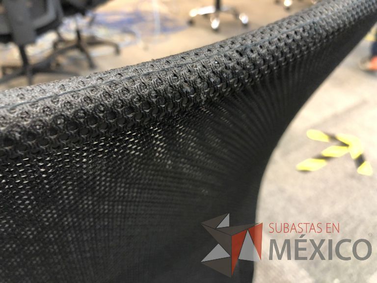 Lote 044 - Silla ejecutiva con ruedas, descansabrazos, respaldo en malla y asiento en tela color negro - Imagen 5