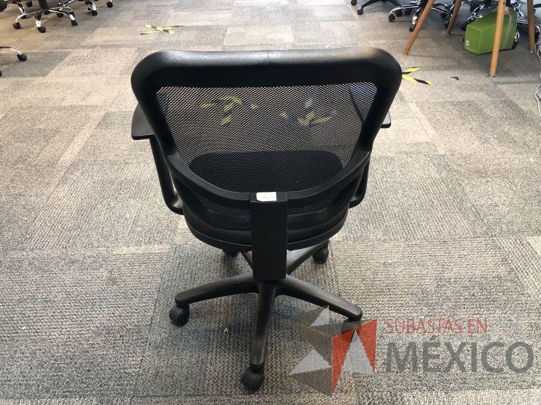 Lote 045 - Silla ejecutiva con ruedas, descansabrazos, respaldo en malla y asiento en tela color negro - Imagen 3