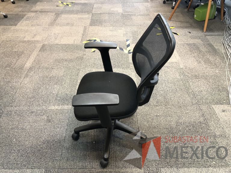 Lote 045 - Silla ejecutiva con ruedas, descansabrazos, respaldo en malla y asiento en tela color negro - Imagen 4
