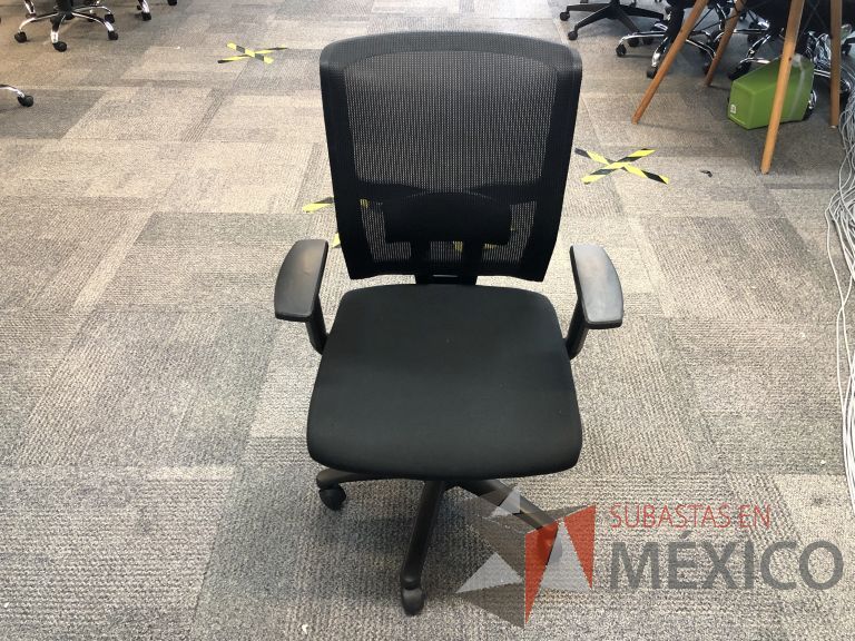 Lote 041 - Silla ejecutiva con ruedas, descansabrazos, respaldo en malla y asiento en tela color negro
