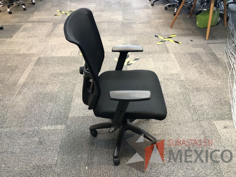 Lote 041 - Silla ejecutiva con ruedas, descansabrazos, respaldo en malla y asiento en tela color negro - Imagen 2