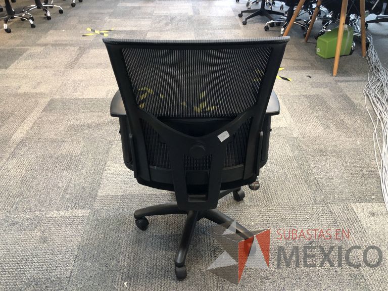 Lote 041 - Silla ejecutiva con ruedas, descansabrazos, respaldo en malla y asiento en tela color negro - Imagen 3