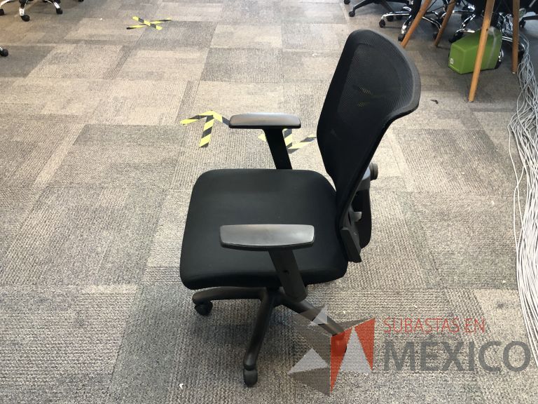 Lote 041 - Silla ejecutiva con ruedas, descansabrazos, respaldo en malla y asiento en tela color negro - Imagen 4