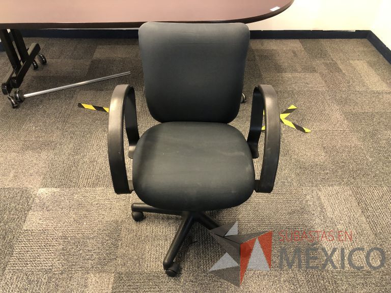 Lote 038 - Silla ejecutiva con ruedas, descansabrazos, asiento y respaldo en tela color negro
