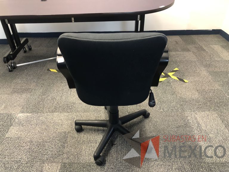 Lote 038 - Silla ejecutiva con ruedas, descansabrazos, asiento y respaldo en tela color negro - Imagen 3