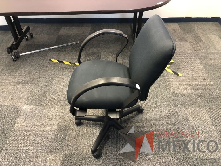 Lote 038 - Silla ejecutiva con ruedas, descansabrazos, asiento y respaldo en tela color negro - Imagen 4