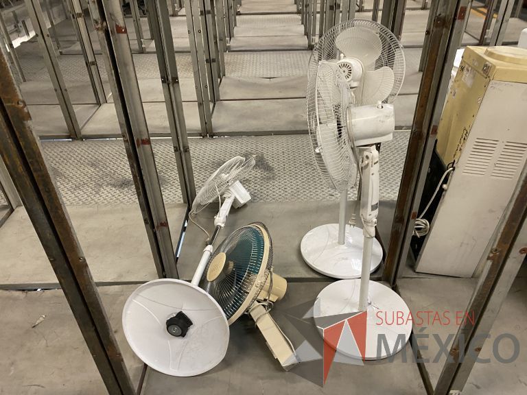Lote 068 - 4 Ventiladores de torre y 6 Gabinetes metálicos para botiquín - Imagen 8