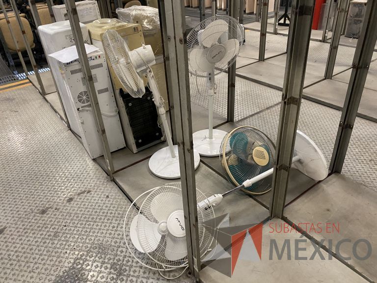Lote 068 - 4 Ventiladores de torre y 6 Gabinetes metálicos para botiquín - Imagen 9