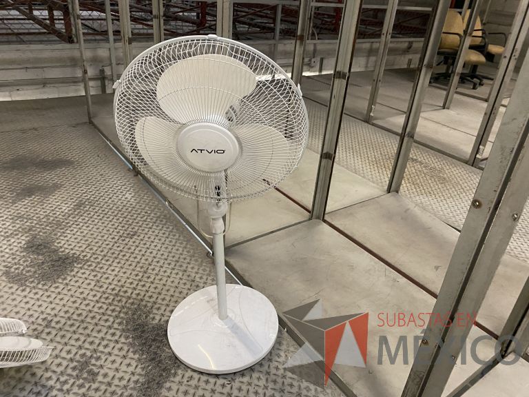 Lote 068 - 4 Ventiladores de torre y 6 Gabinetes metálicos para botiquín - Imagen 11