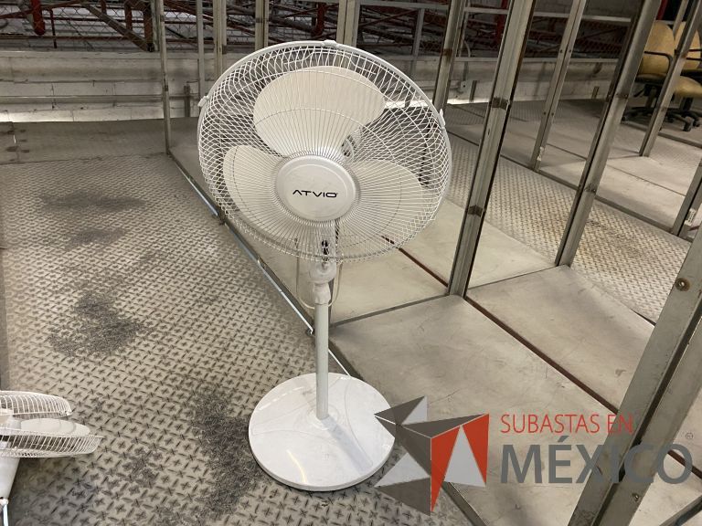 Lote 068 - 4 Ventiladores de torre y 6 Gabinetes metálicos para botiquín