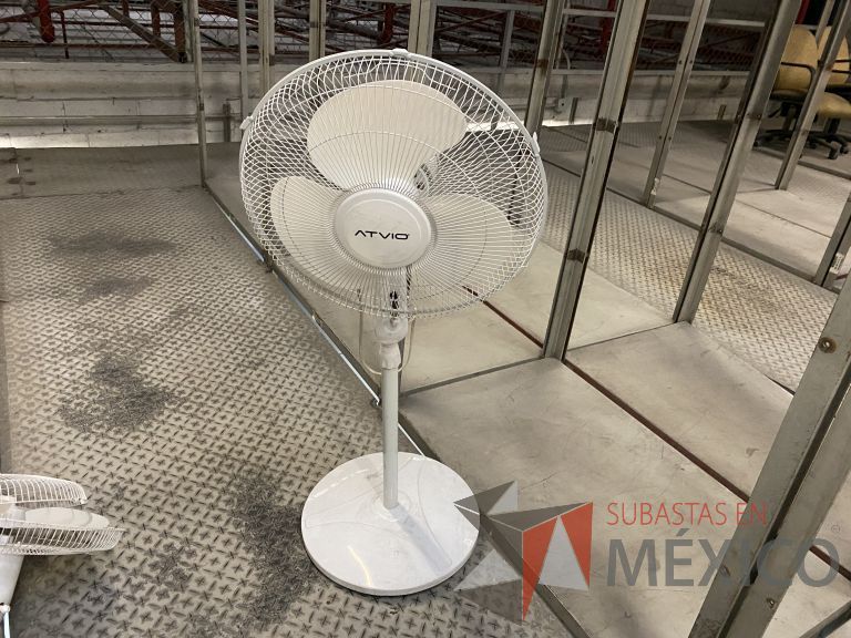 Lote 068 - 4 Ventiladores de torre y 6 Gabinetes metálicos para botiquín - Imagen 12