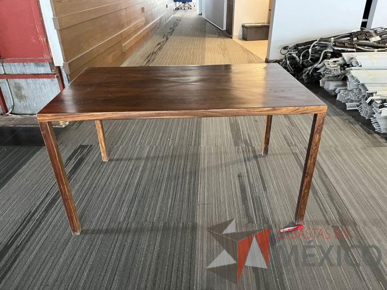 Lote 137 - Mesa de trabajo rectangular con 4 patas color café