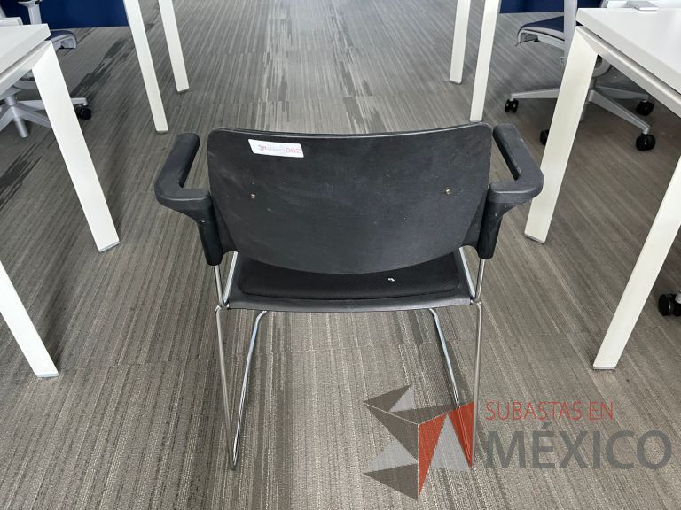 Lote 154 - Silla fija, descansabrazos, asiento y respaldo color negro - Imagen 3