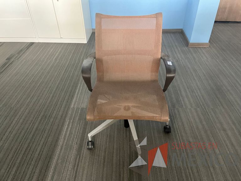 Lote 165 - Silla operativa con ruedas, descansabrazos, asiento y respaldo en malla color café