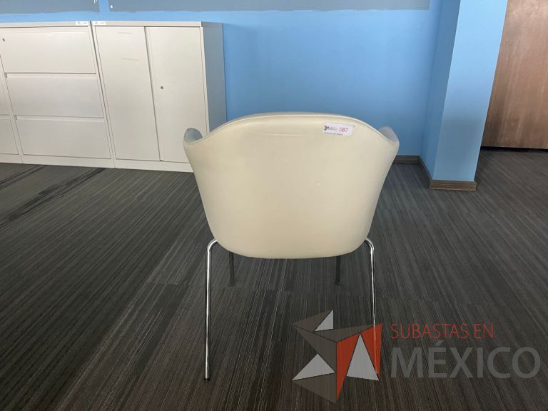 Lote 166 - 2 Sillas fijas, asiento y respaldo en piel color beige - Imagen 6