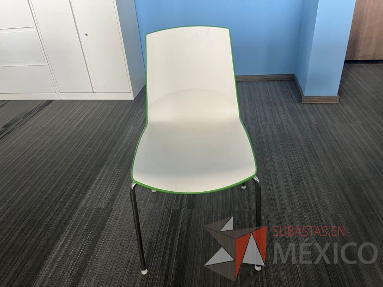 Lote 181 - Silla fija, asiento y respaldo en plástico color blanco - Imagen 2