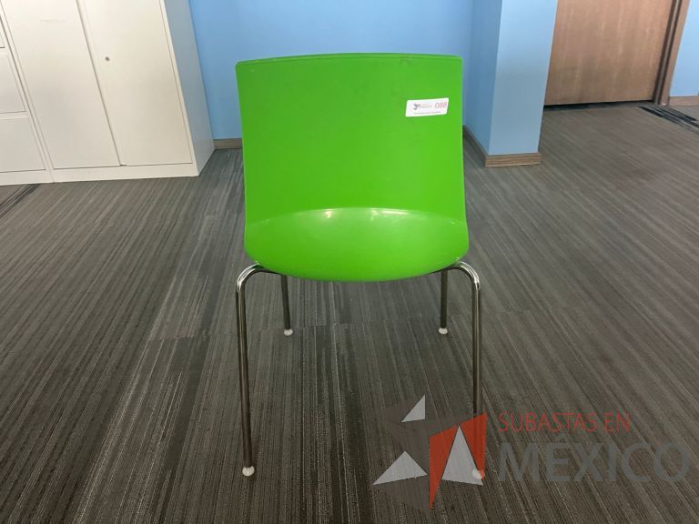 Lote 181 - Silla fija, asiento y respaldo en plástico color blanco - Imagen 5