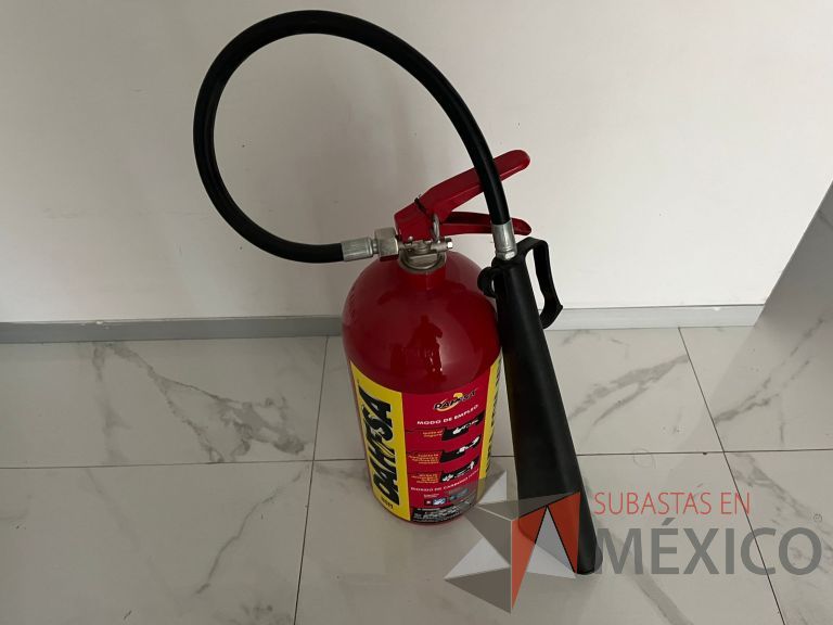 Lote 185 - 11 Extintores de Dióxido de Carbono, clase B y C de 4.5 kg. con porta extintor - Imagen 4