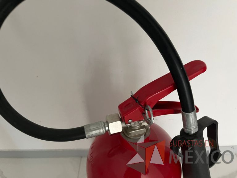 Lote 185 - 11 Extintores de Dióxido de Carbono, clase B y C de 4.5 kg. con porta extintor - Imagen 7