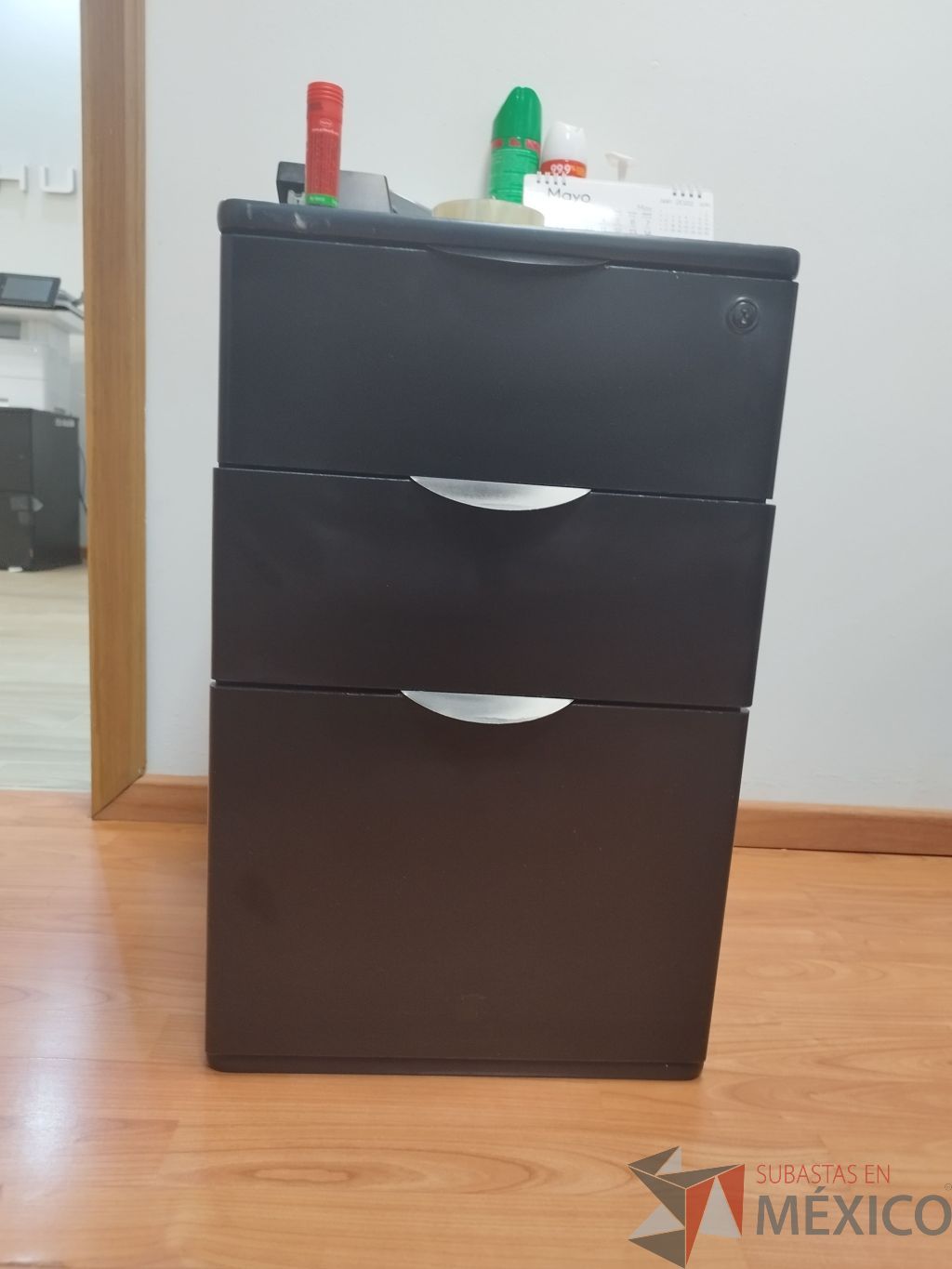 Lote 004 - Archivero vertical con 3 cajones color negro