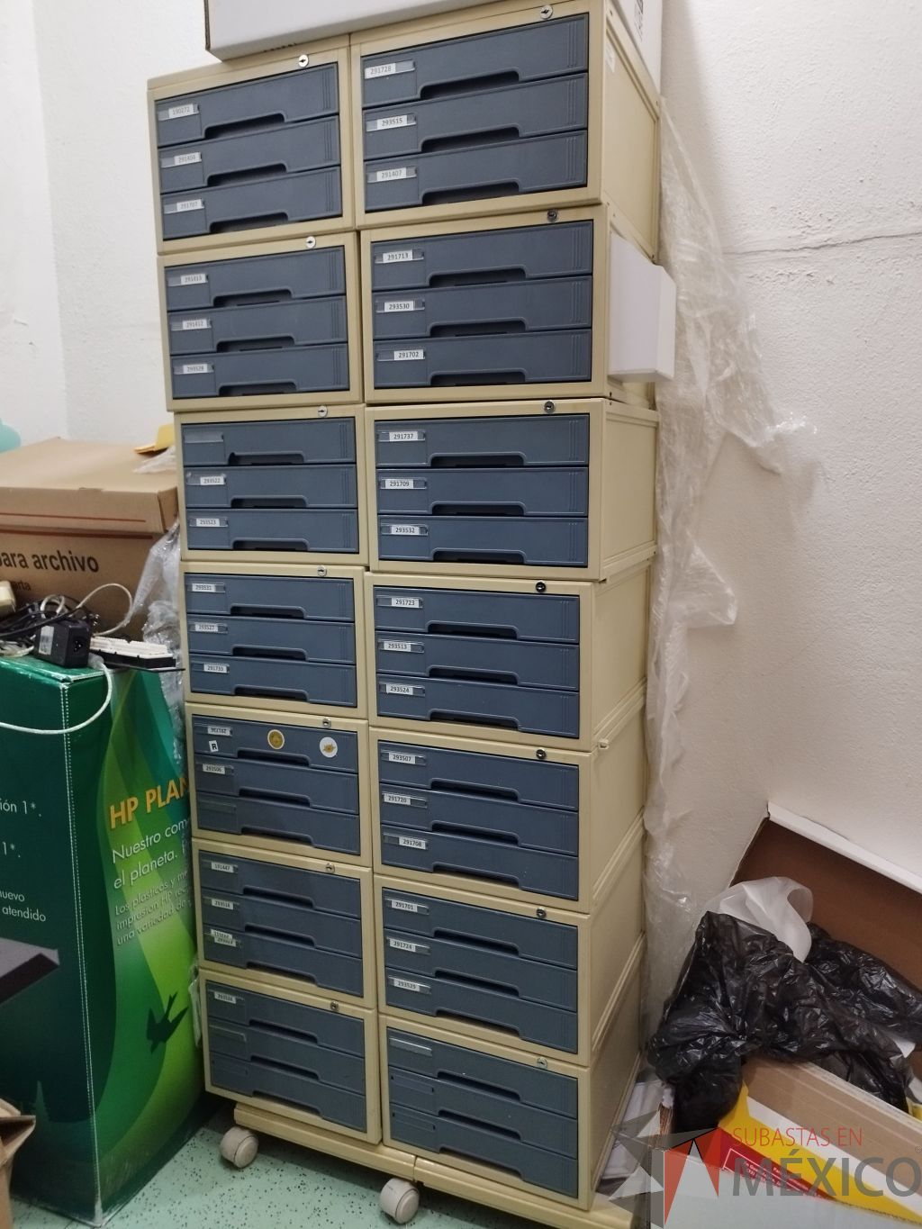 Lote 005 - Casillero de agentes de 14 servicios con ruedas