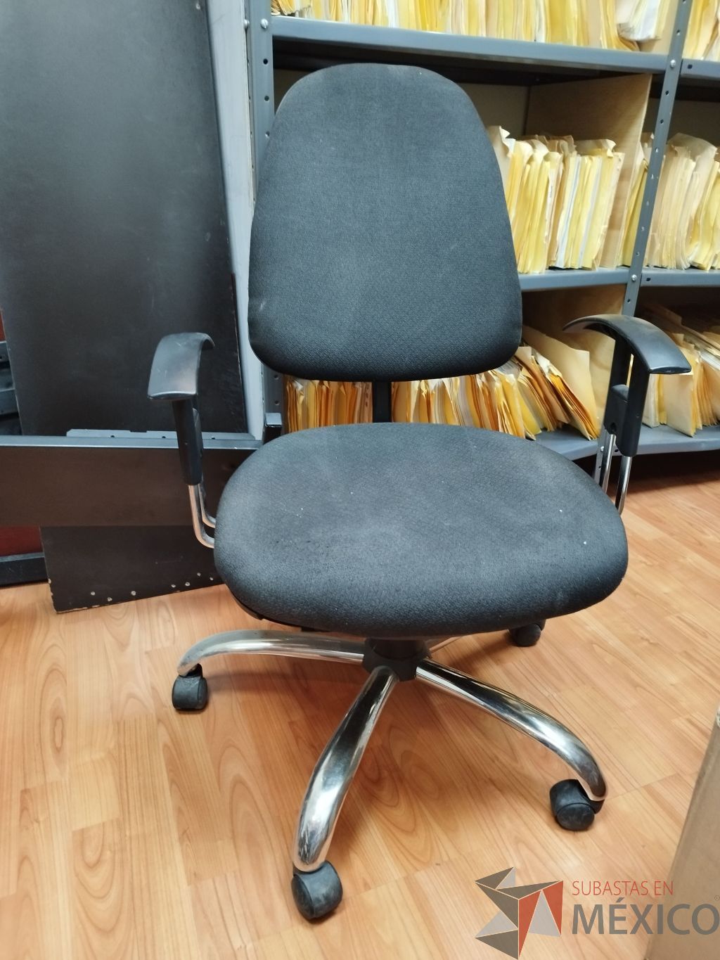 Lote 012 - Silla ejecutiva con descansabrazos, ruedas, asiento y respaldo en tela color gris