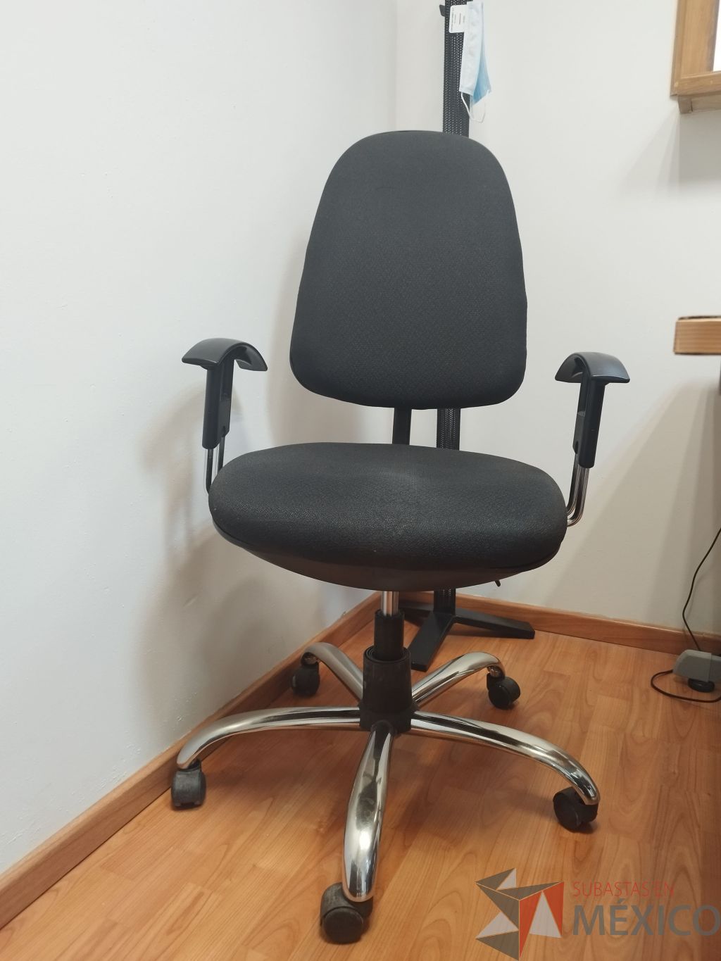 Lote 013 - Silla ejecutiva con descansabrazos, ruedas, asiento y respaldo en tela color negro