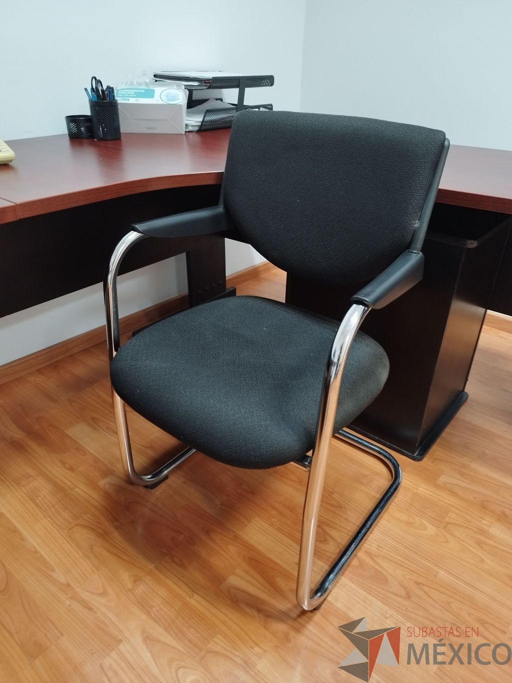 Lote 014 - Silla fija tipo trineo, asiento y respaldo en tela color negro