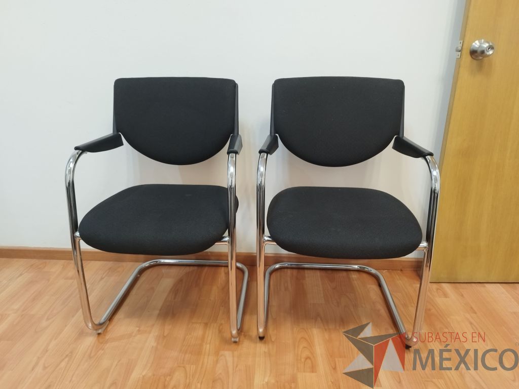 Lote 016 - Silla fija tipo trineo, asiento y respaldo en tela color negro