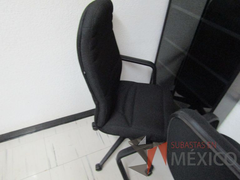 Lote 054 - Silla ejecutiva con ruedas, descansabrazos, asiento y respaldo en tela color negro - Imagen 13
