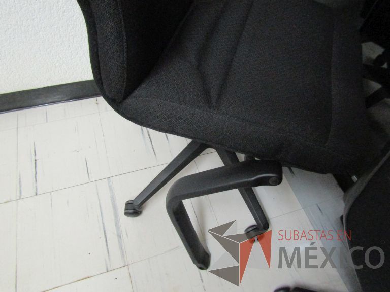 Lote 054 - Silla ejecutiva con ruedas, descansabrazos, asiento y respaldo en tela color negro - Imagen 5