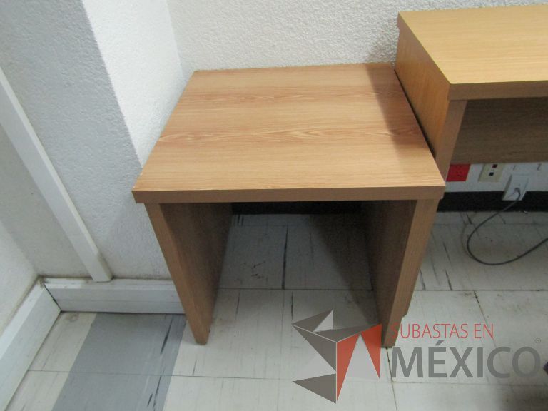 Lote 112 - Mesa de apoyo cuadrada - Imagen 2