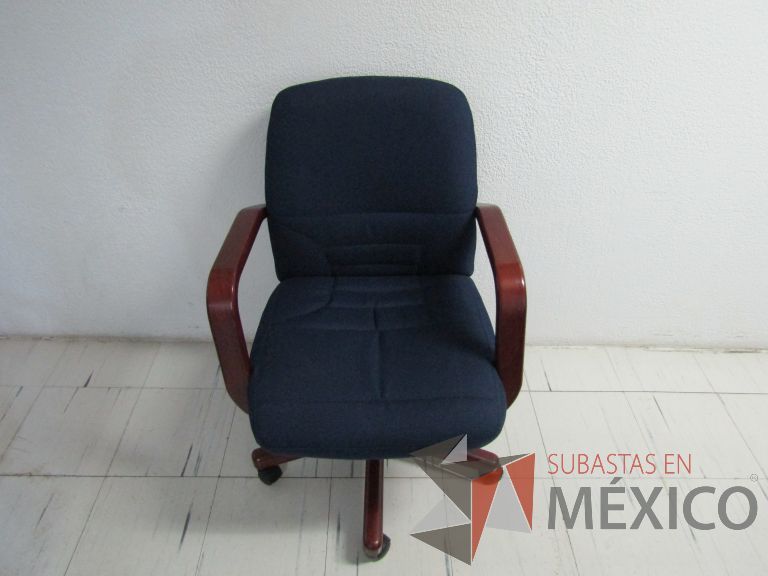 Lote 133 - Silla ejecutiva con ruedas, descansabrazos de madera, asiento y respaldo en tela color azul - Imagen 3