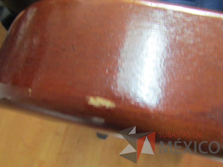 Lote 133 - Silla ejecutiva con ruedas, descansabrazos de madera, asiento y respaldo en tela color azul - Imagen 9