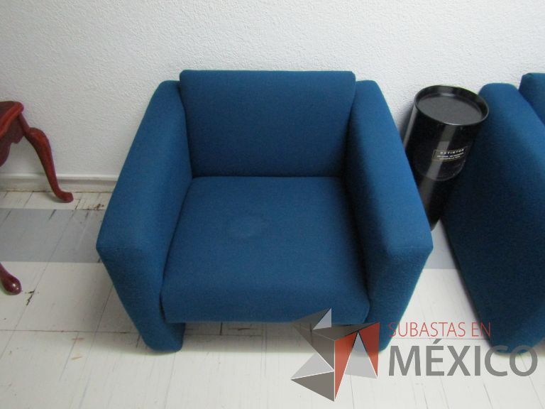 Lote 140 - Sillón de 1 plaza en tela color azul