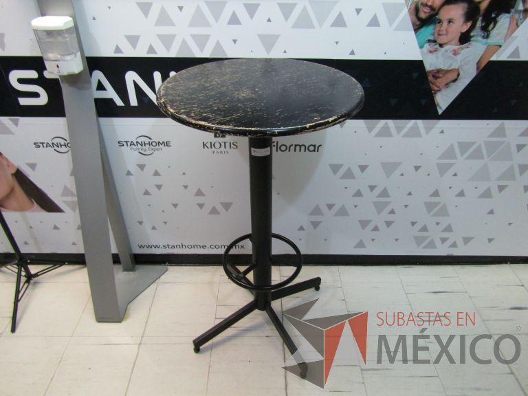 Lote 141 - Mesa alta con descansapies